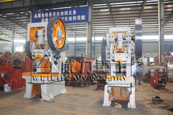 固定臺(tái)沖床加工車間