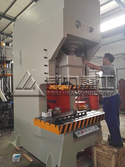 200噸伺服液壓沖床車間調試中