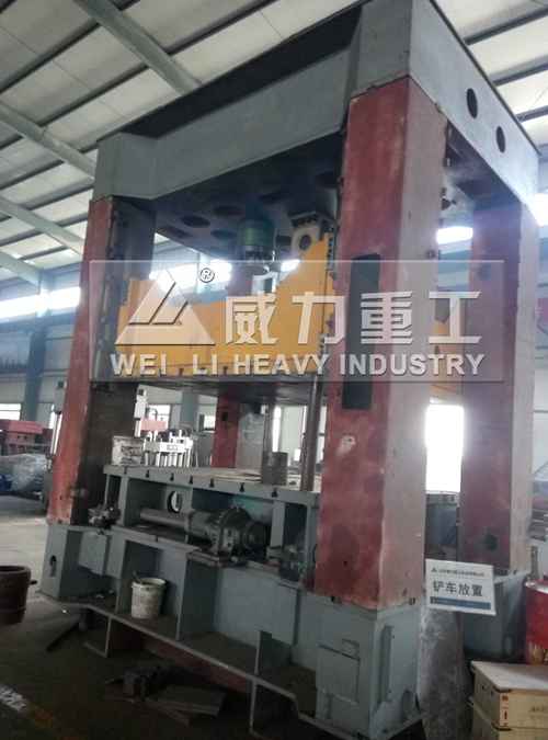 630噸框架式液壓機(jī)加工現(xiàn)場