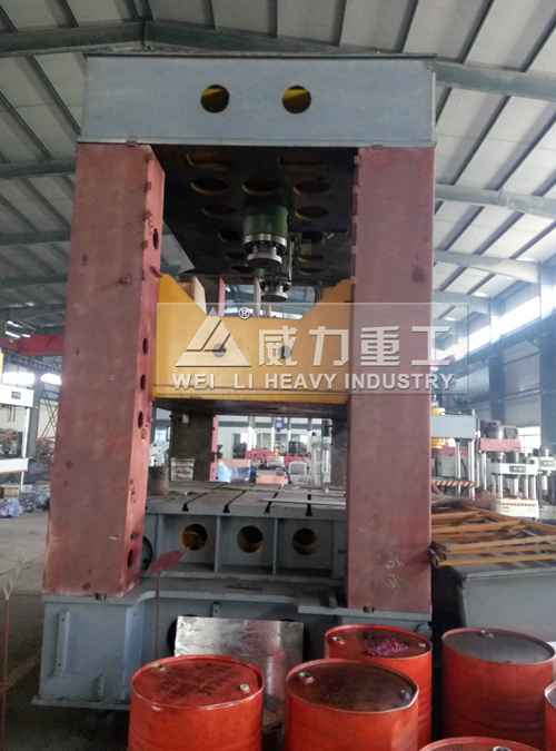 630噸框架式液壓沖床加工中