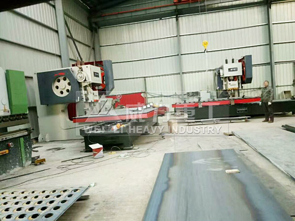 山東深喉160噸沖床自動化加工現(xiàn)場