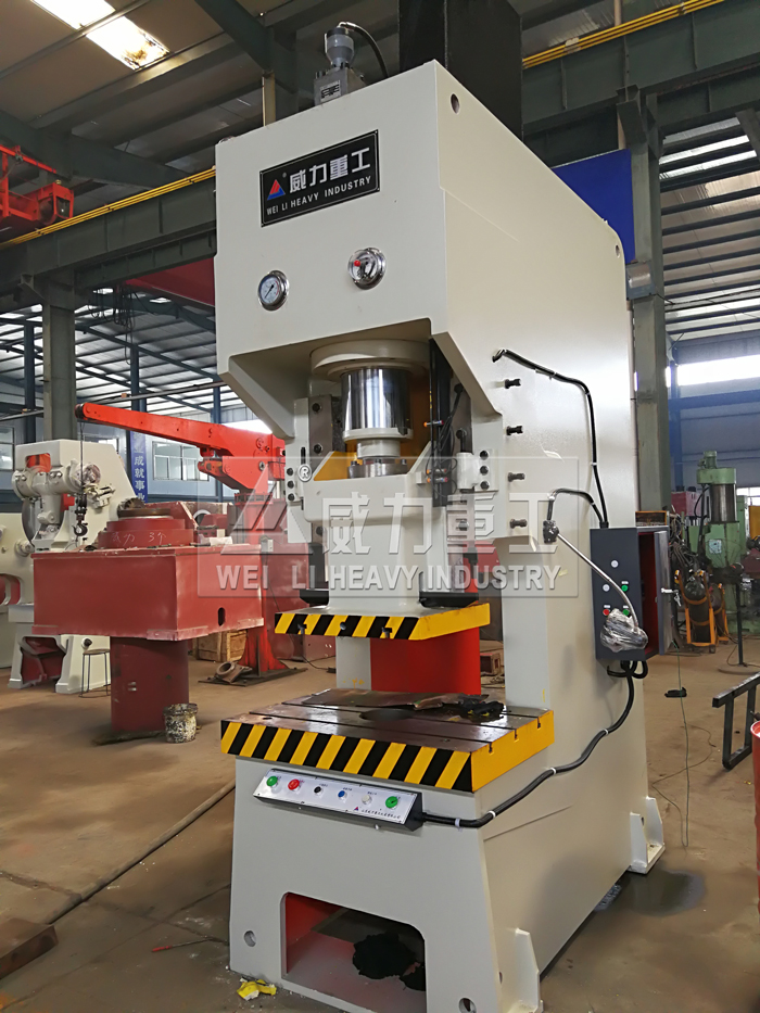 100噸大行程數(shù)控液壓沖床車(chē)間