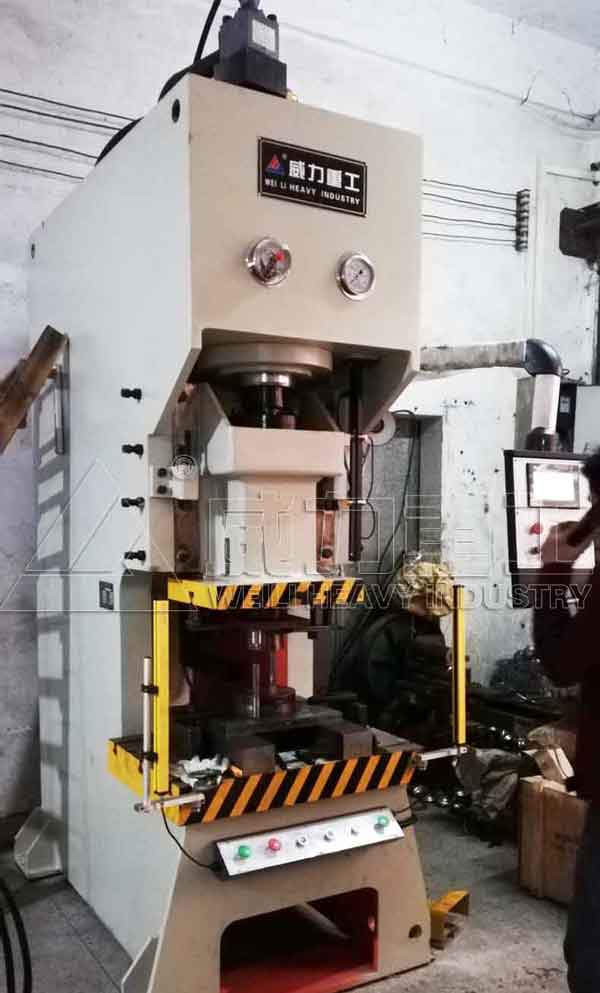 廣東客戶訂購的100噸液壓沖床