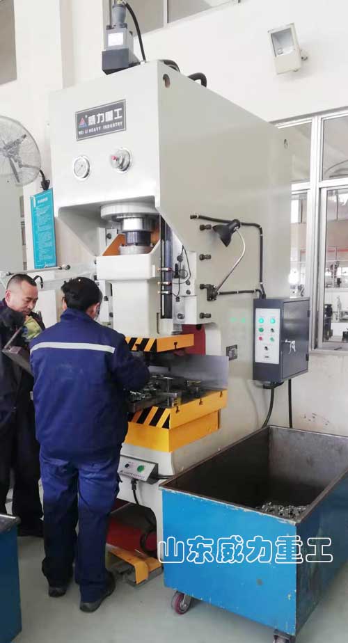 100噸液壓沖床客戶使用現(xiàn)場(chǎng)