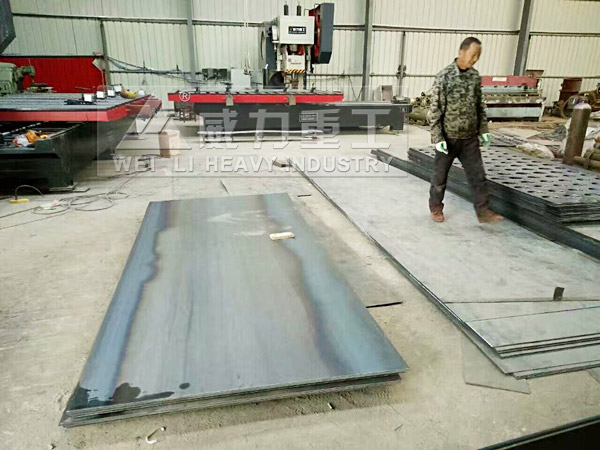 除塵器花板200噸深喉沖床的使用現場